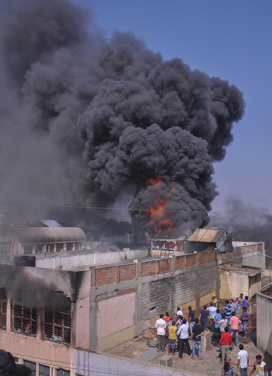 Fire mishap in paint shop (Muddalli Traders), fire station personnels had a tough time to clear the fire at Binny Mill Road in Davangere on Thursday (10-01-19), Photo By ; Special Arrangements.