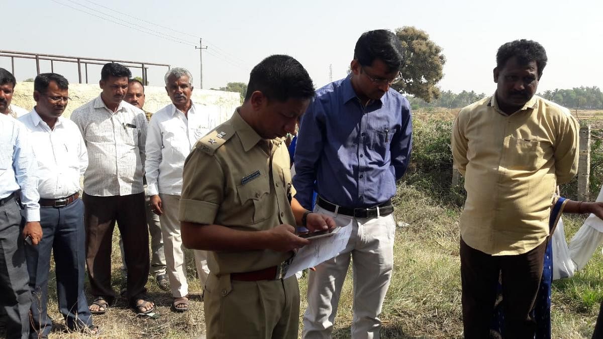 Deputy Commissioner M Kurma Rao at the spot where a well was poisoned at Mudanuru in Hunasagi taluk in Yadgir district on Thursday. (Inset) Honnamma Mallappa Poojari, who died after drinking the water. dh photos