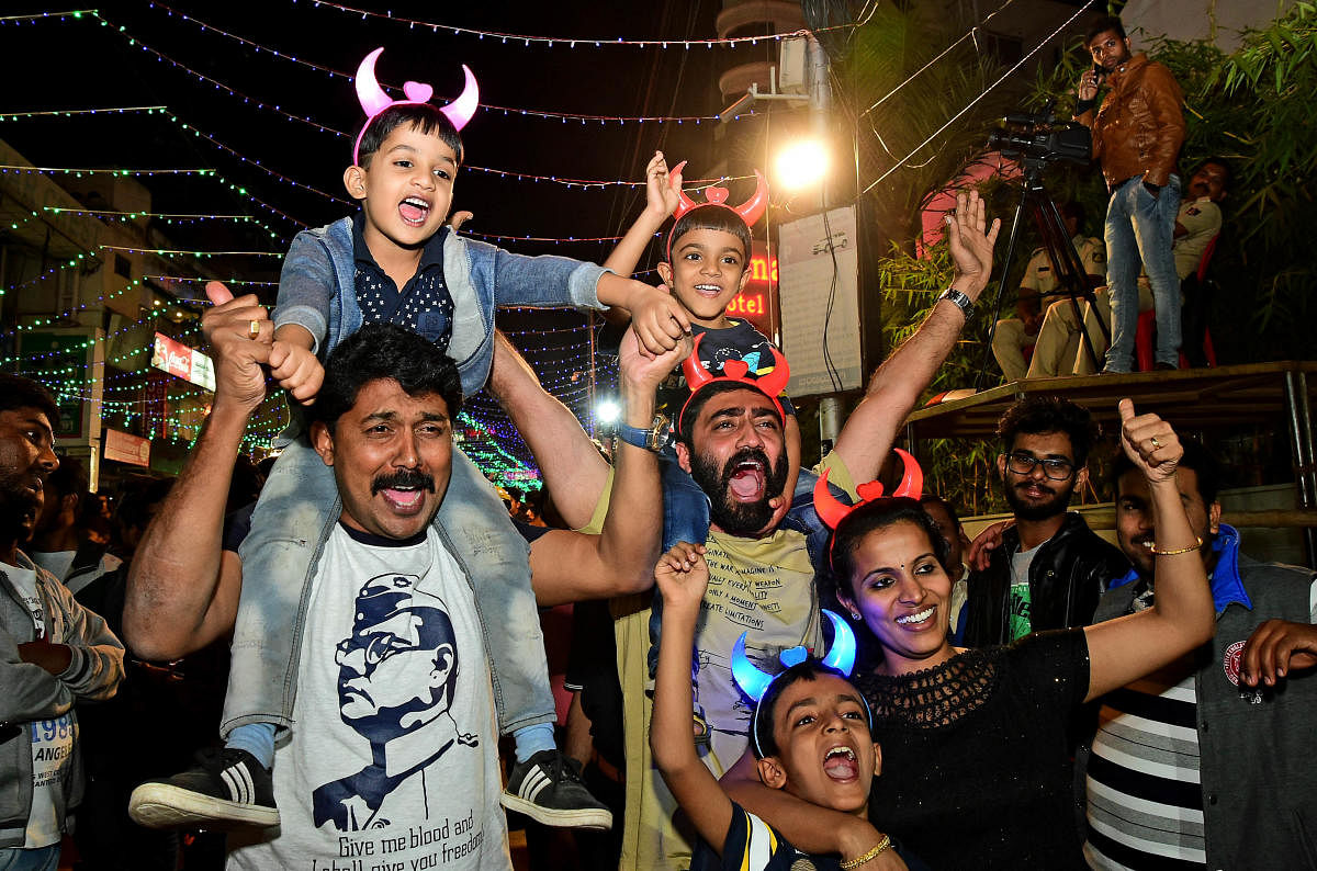 Revellers usher in New Year on Church Street on Monday. DH PHOTO/RANJU P