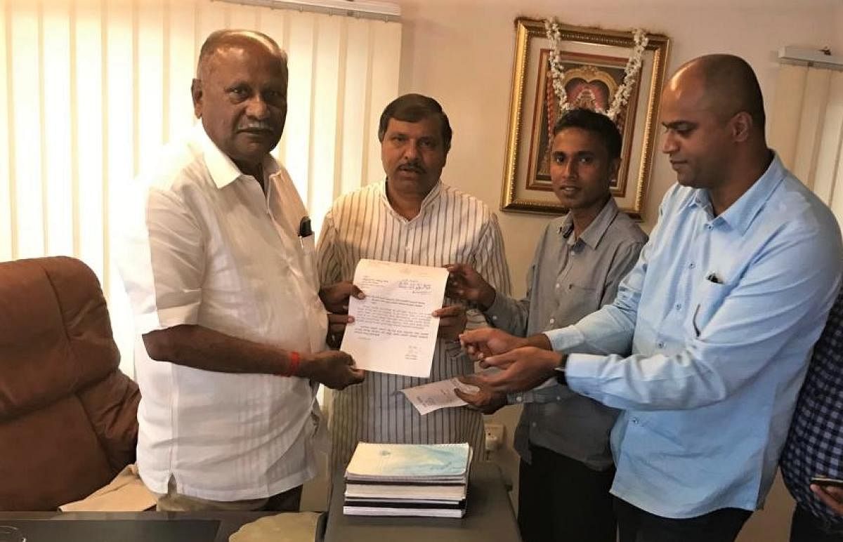 A delegation led by former MLA B B Ningaiah submits a memorandum to Transport Minister D C Thamanna.