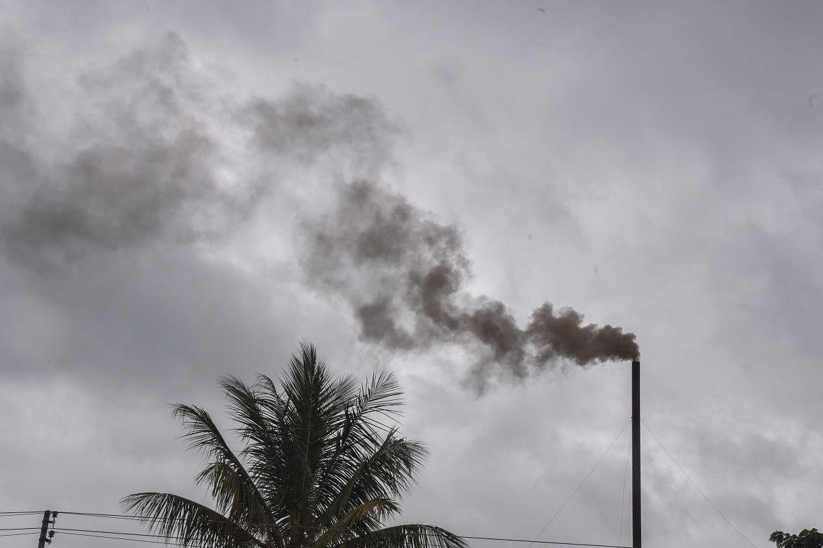 Besides real-time updates on air pollution, the board will issue alerts whenever air pollution spikes. This file picture shows smoke billowing from a chimney at Makali, Tumakuru Road. DH PHOTO