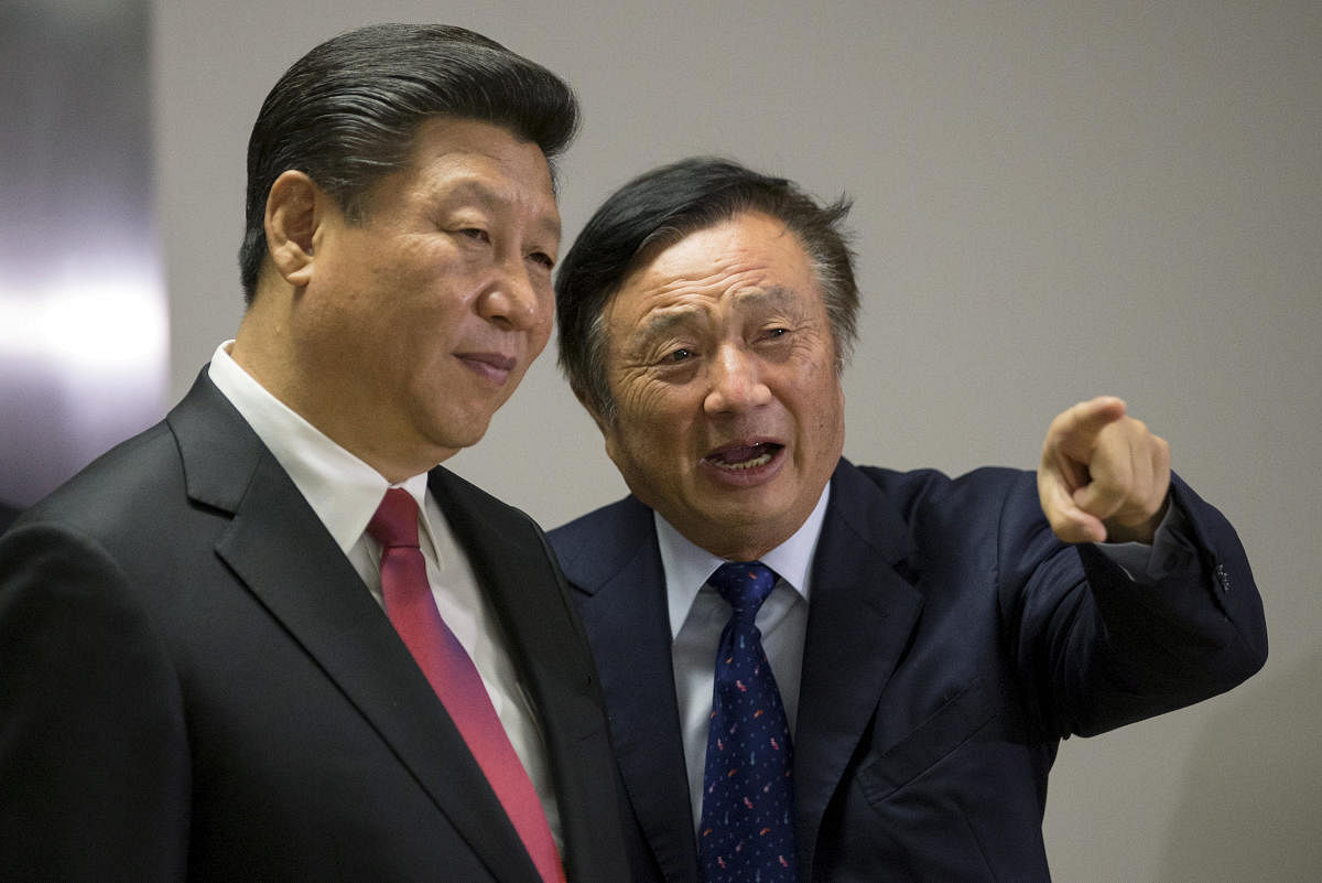 Chinese President Xi Jinping (L) pauses as he is shown around the offices of Huawei Technologies Co Ltd by Ren Zhengfei, president of Huawei, in London, Britain October 21, 2015. (REUTERS File Photo)