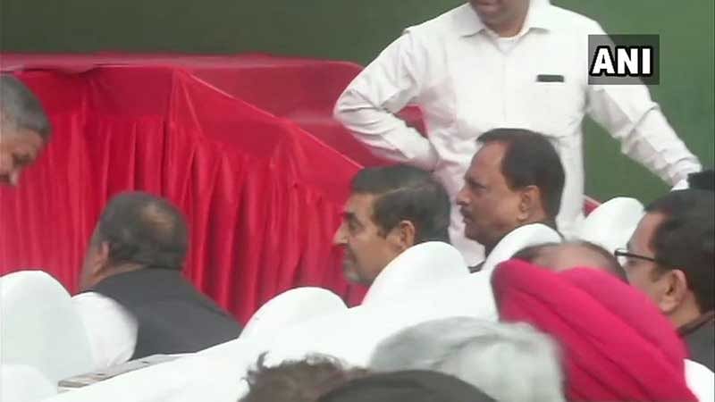 Jagdish Tytler sit in the front row at an event where Sheila Dikshit took over as its Delhi unit president. ANI Photo 