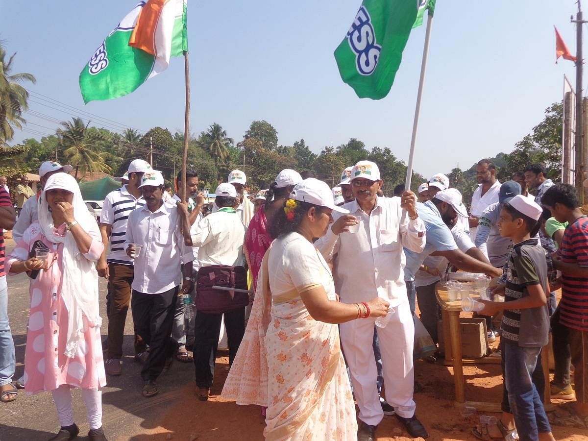 Congress workers having cool drinks, en route the padayatra from Uppinangady on Tuesday.