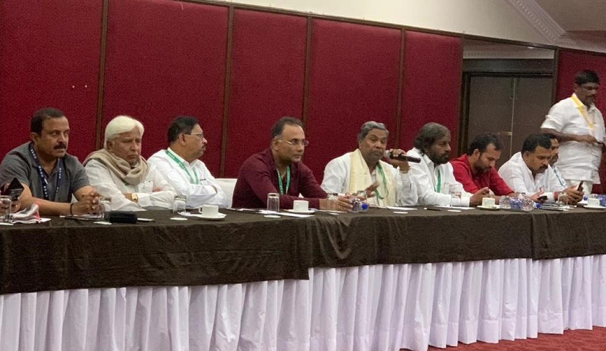 unity mantra: Coalition coordination committee chairman Siddaramaiah addresses Congress legislators at a resort at Bidadi in Ramanagara district on Saturday. Deputy Chief Minister G Parameshwara, KPCC president Dinesh Gundu Rao and others are seen. dh pho