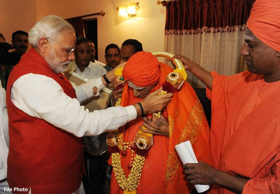 Prime minister Narendra Modi with Siddaganga seer Shivakumara Swami. (Credit: Twitter/@narendramodi)
