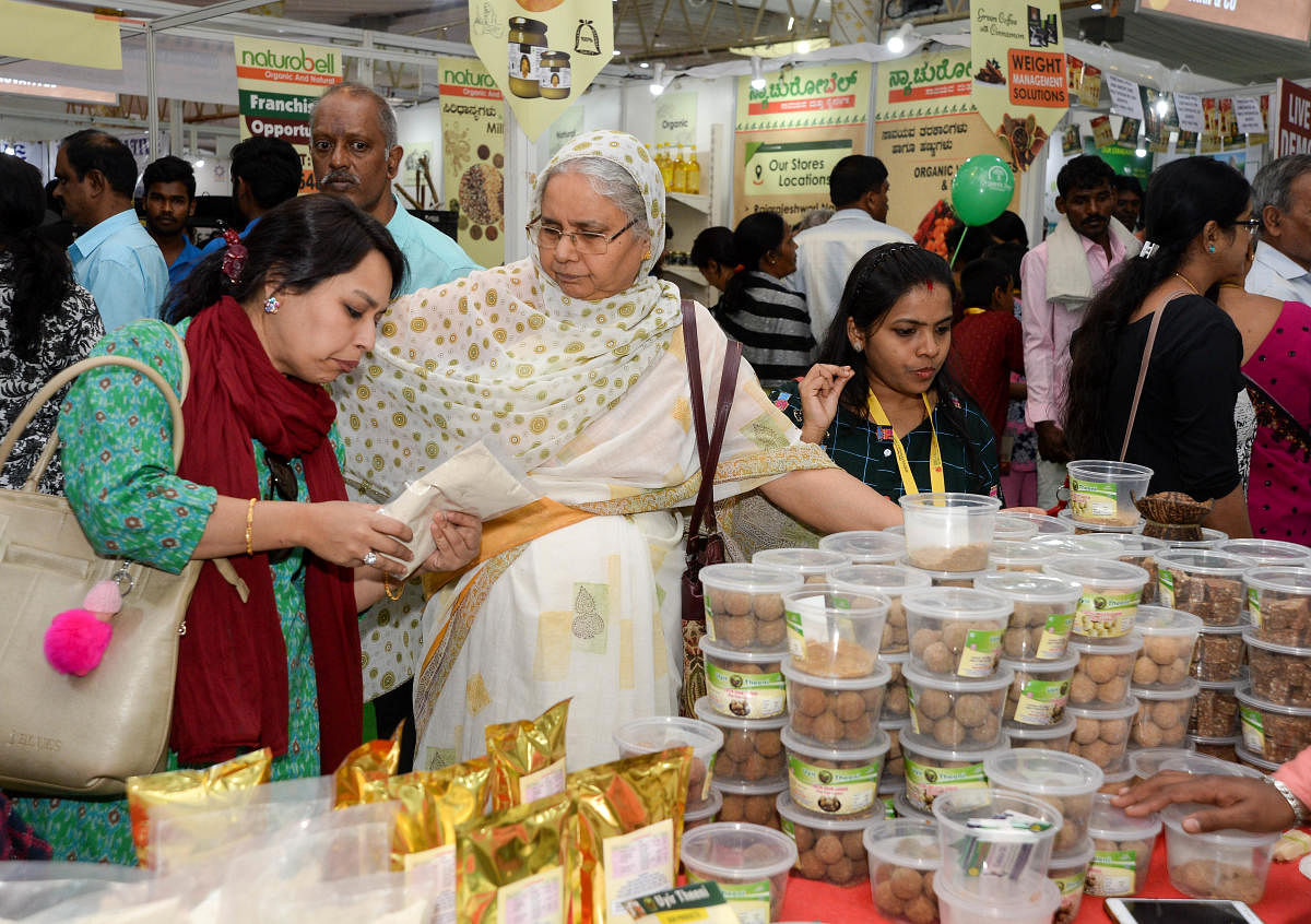 People do some last-minute shopping on the last day of the fair on Sunday. DH PHOTO/SATISH BADIGER