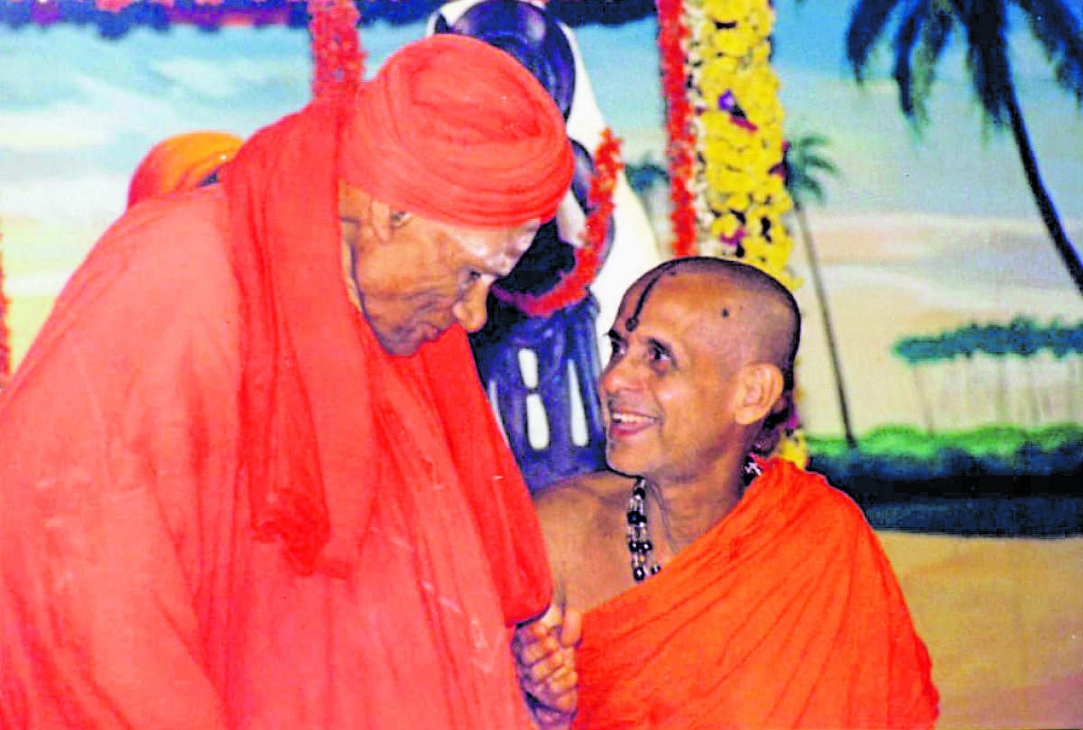 Siddaganga Mutt Pontiff Shivakumara Swami with Pejawar Mutt Pontiff Vishwesha Teertha Swami during his visit to Sri Krishna Temple in Udupi.