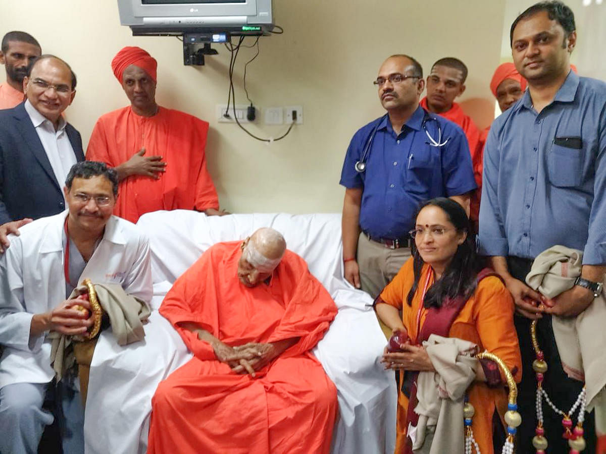 Chief pontiff of the Siddaganga Mutt, Dr Shivakumara Swami, along with the team of doctors at BGS Gleneagles Global Hospital in Bengaluru on Thursday.