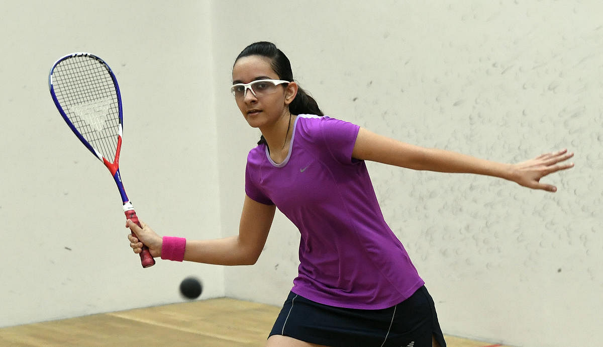 Maharashtra's Avani Nagar returns to her state-mate Aryaa Ogale during their U-17 semifinal match of the Century Bengaluru Open squash tournament in Bengaluru on Tuesday. DH Photo