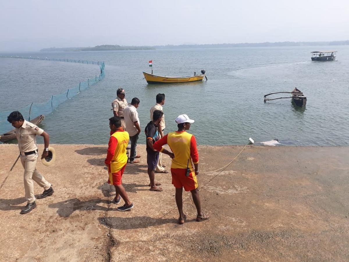 Bodies being fished out of the sea at Karwar beach on Tuesday, following the boat tragedy. DH photo.