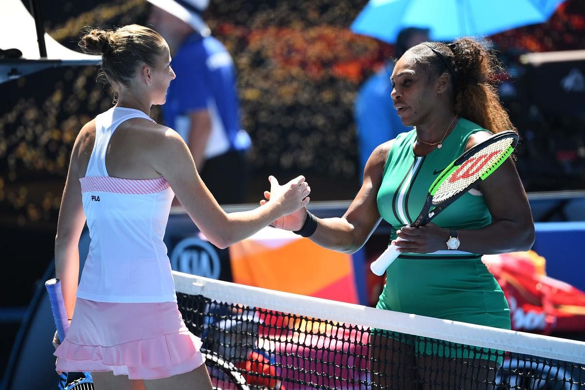 Serena Williams of the US (R) congratulates Czech Republic's Karolina Pliskova after their women's singles quarter-final match on day ten of the Australian Open tennis tournament in Melbourne on January 23, 2019. (AFP photo)
