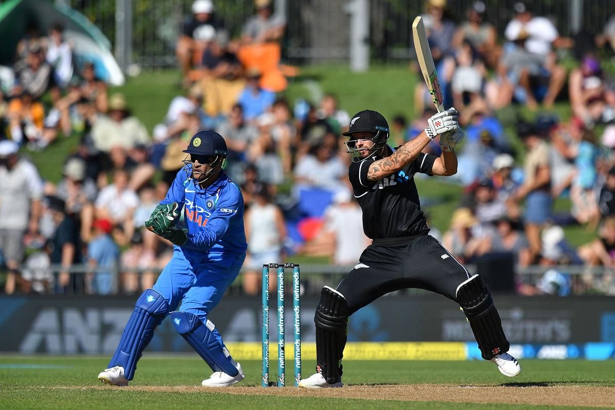 New Zealand's Doug Bracewell (R) plays a shot as India's wicketkeeper Mahendra Singh Dhoni (L) looks on, during the first one-day international (ODI) cricket match between New Zealand and India at McLean Park in Napier on January 23, 2019. (AFP photo)