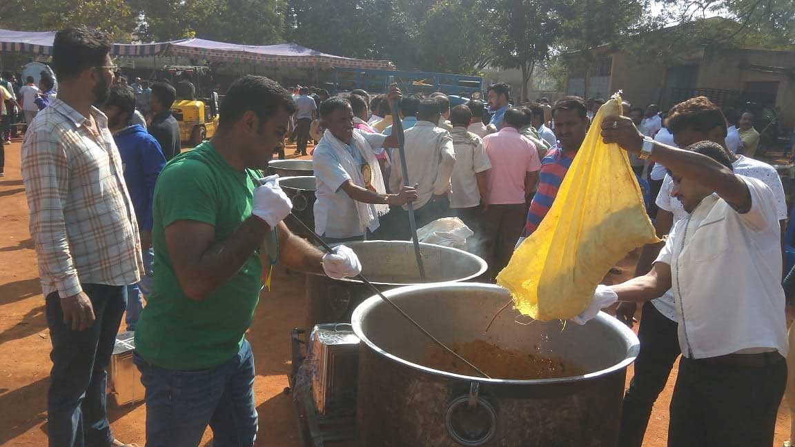 The city of Tumkur has come to a standstill as commercial establishments have shut down as a mark of respect to the late Shivakumara Swami of Siddaganga Mutt. However, the town has joined hands to serve food free of cost to the needy.  Food distribution counters have been set up across the city.  DH photo