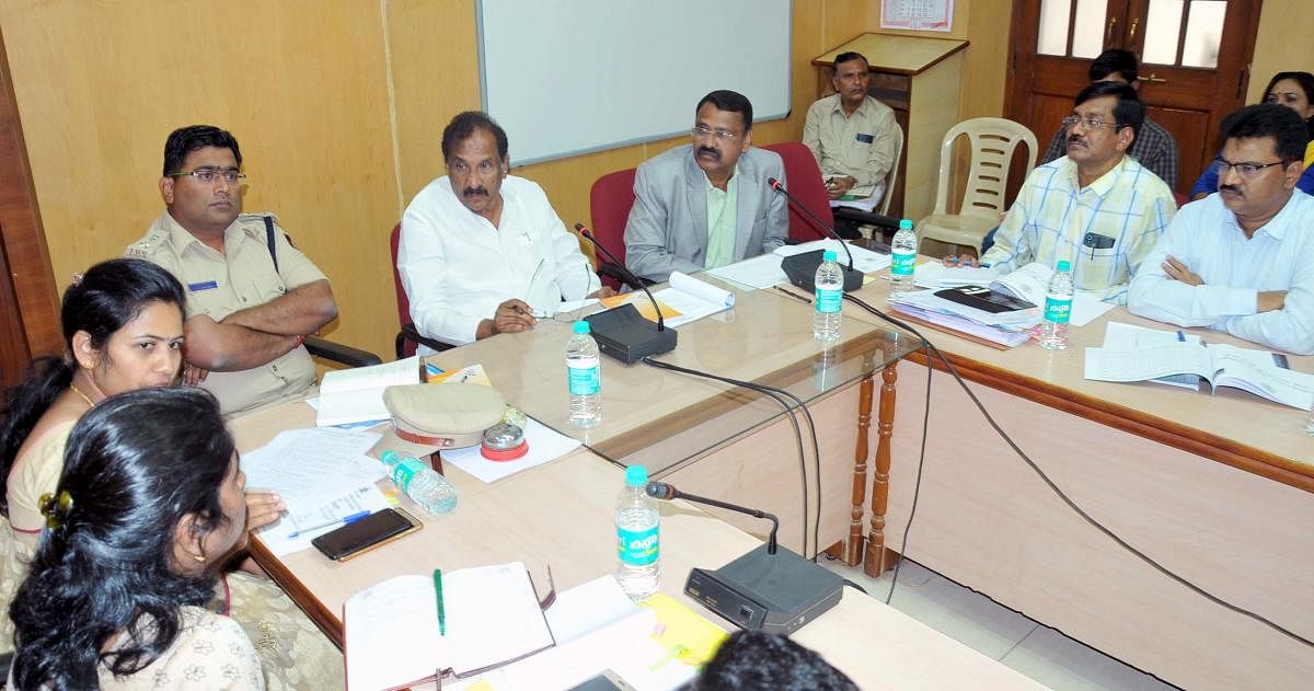District In-charge Minister K J George chairs a meeting on drought management in Chikkamagaluru on Friday. Deputy Commissioner M K Srirangaiah, Zilla Panchayat CEO C Sathyabhama, SP Harish Pande and others look on.