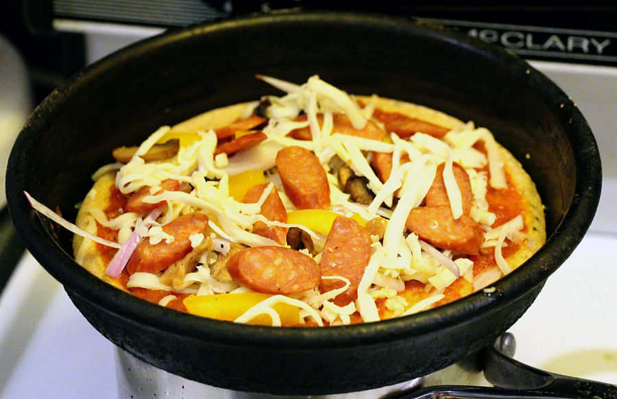 Cast iron cookware. Picture credit: commons.wikimedia.org/ Michael J. Bennett