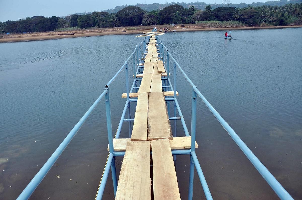 A view of the temporary bridge which connects Pavoor Uliya.
