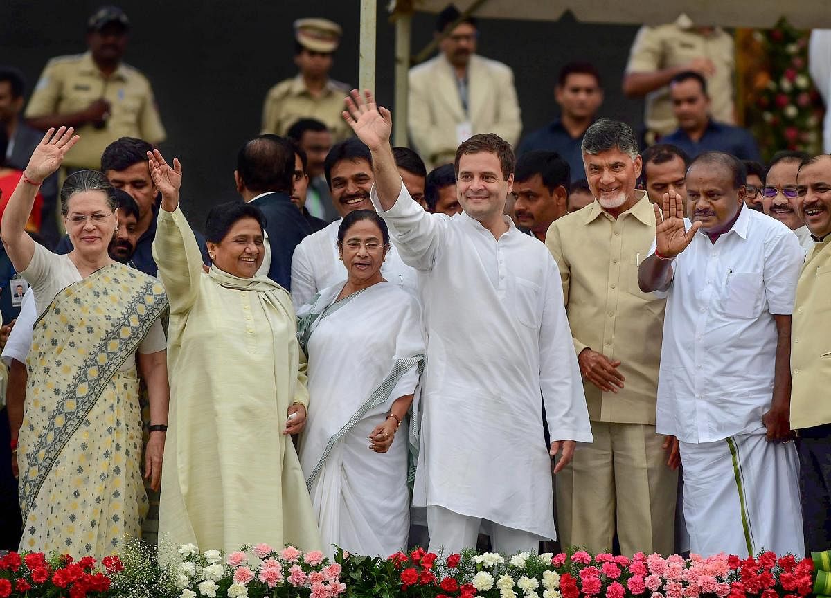 Bengaluru: Newly sworn-in Karnataka Chief Minister H D Kumaraswamy, Andhra Pradesh CM N Chandrababu Naidu, AICC President Rahul Gandhi, West Bengal CM Mamata Banerjee, Bahujan Samaj Party (BSP) leader Mayawati and Congress leader Sonia Gandhi wave after t