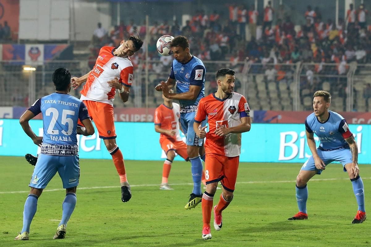 FC Goa's Eduardo Bedia Pelaez (second from left) and Emerson Gomes de Moura of Jamshedpur FC (third from right) vie for possession during their ISL game on Monday. SPORTZPICS