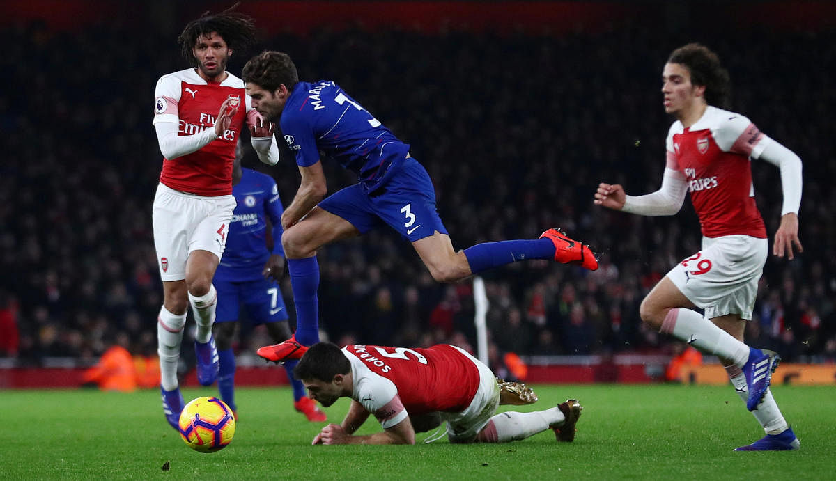 Chelsea's Marcos Alonso in action with Arsenal's Mohamed Elneny and Sokratis Papastathopoulos (REUTERS Photo)