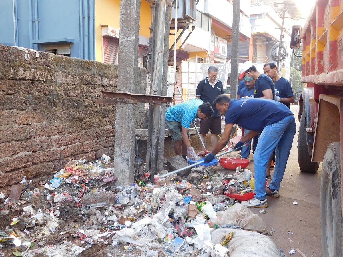 Volunteers clear garbage in the Bunder area of Mangaluru as part of the fifth phase of Ramakrishna Mission Swacchata Abhiyan.