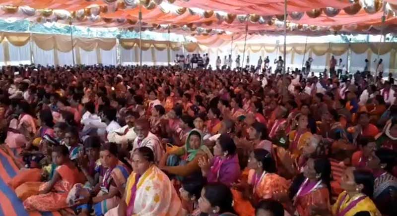 More than 2,000 women from various parts of Karnataka will take out a ‘padayatra’ and 'jail bharo Andolan' from Malleshwaram to Vidhana Soudha on Wednesday demanding a ban on the sale of liquor in the state. (DH Photo)