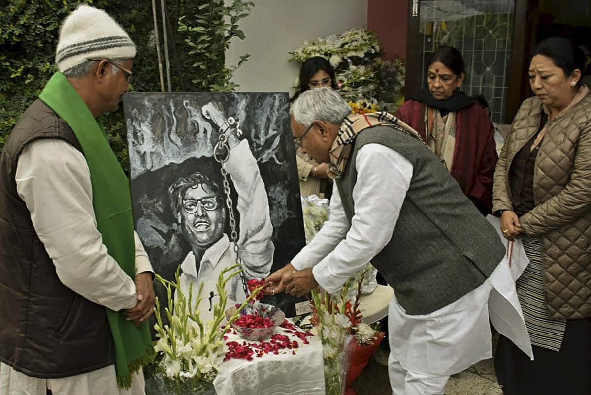  Bihar Chief Minister Nitish Kumar pays tribute to former defence minister and veteran socialist George Fernandes in New Delhi. PTI photo