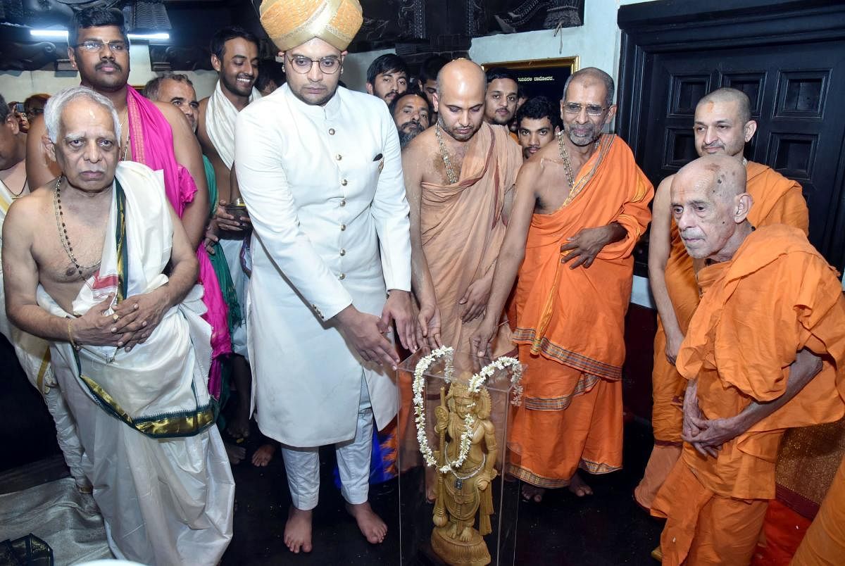 Ashta Mutt seers handed over a memento to Mysuru royal family scion Yaduveer Krishnadatta Chamaraja Wadiyar, during his visit to Udupi Krishna Mutt on Wednesday. 