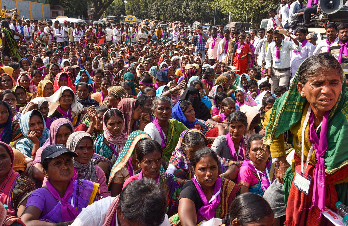 Women from rural areas, who came from Chitradurga after a 12-day march, stage a protest on Sheshadri Road in Bengaluru on Wednesday demanding ban on the sale of liquor in the state. DH PHOTO