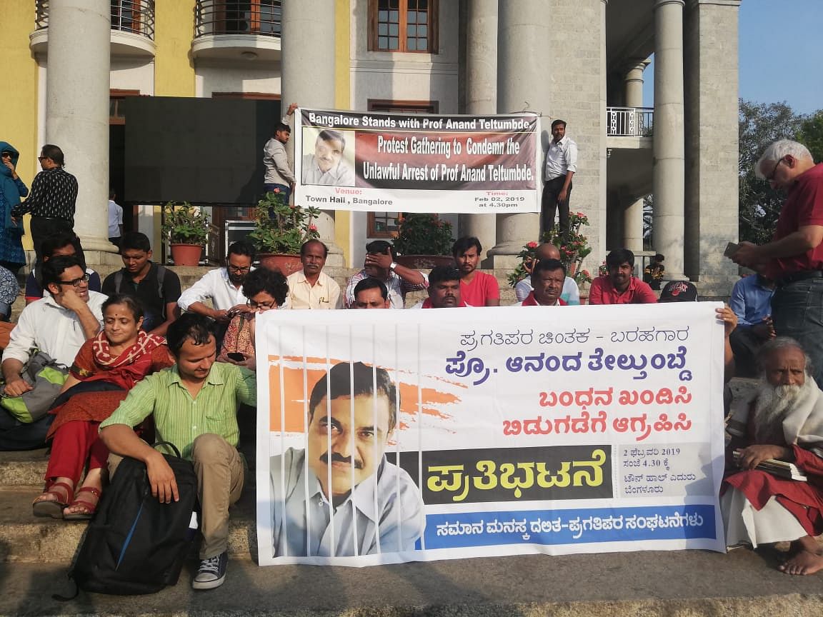 A Protest against arrest of Professor Anand Teltumbde at Town Hall in Bengaluru on Saturday. DH photo by Ajmal 