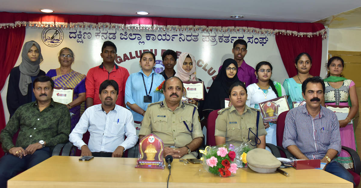 City Police Commissioner T R Suresh, DCP (Crime and Traffic) Uma Prashanth, District Working Journalists’ Association President Shrinivas Indaje, General Secretary Ibrahim Adkasthala and Press Club President Annu Mangaluru look on with the winners of an essay competition in Mangaluru.