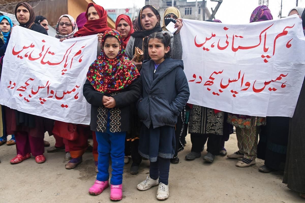 A group of Pakistani women married to former Kashmiri militants, along with their children, take part in a protest to urge Indian and Pakistani Prime Ministers to allow them to return to Pakistan, in Srinagar on February 2, 2019. (AFP Photo)