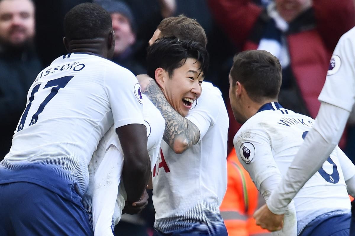 SUPER STRIKE Tottenham Hotspur’s Son Heung-Min (centre) is mobbed by his team-mates after scoring a late winner against Newcastle United on Saturday. AFP