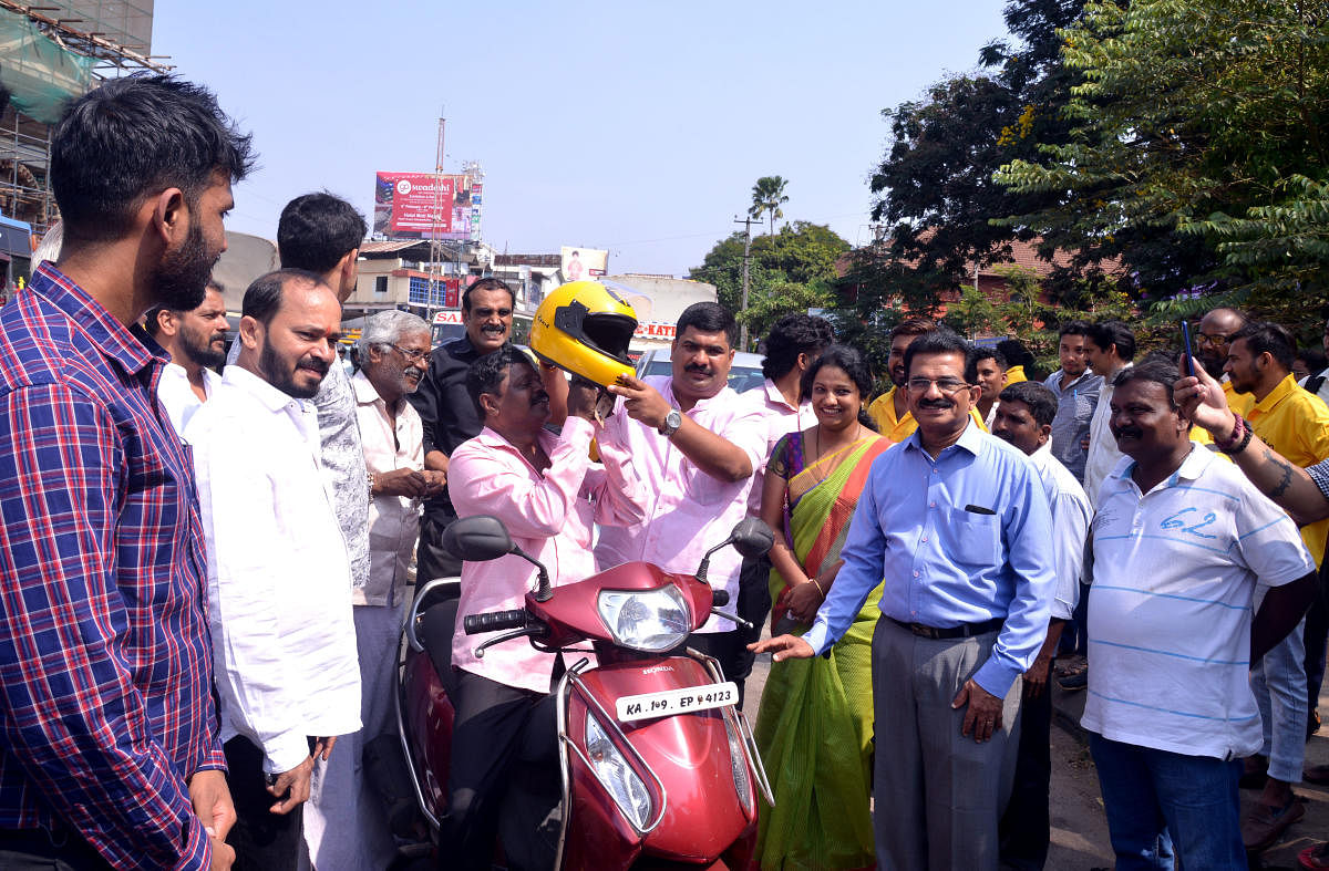 MLA Vedavyas Kamath flags off the Rapido Bike Taxi services in Mangaluru on Monday.