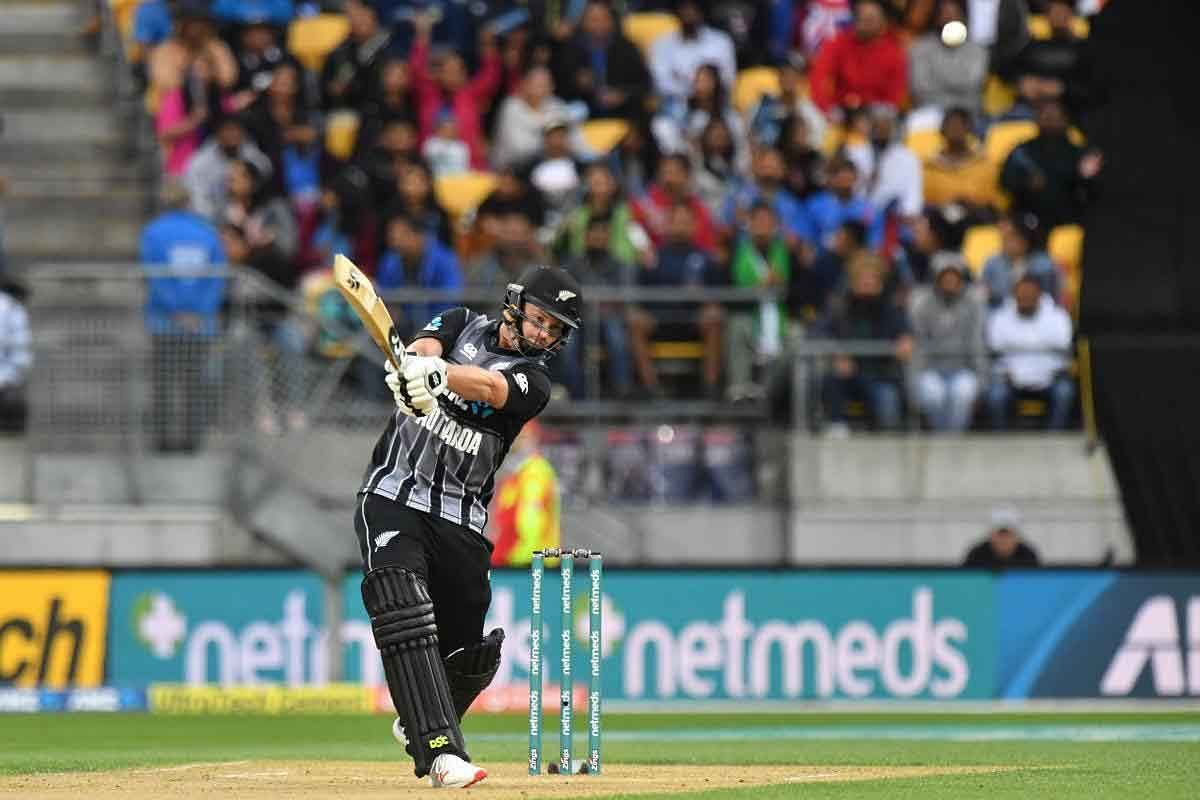 New Zealand's Colin Munro hits a six during the first Twenty20 cricket match between New Zealand and India in Wellington on February 6, 2019. (AFP photo)
