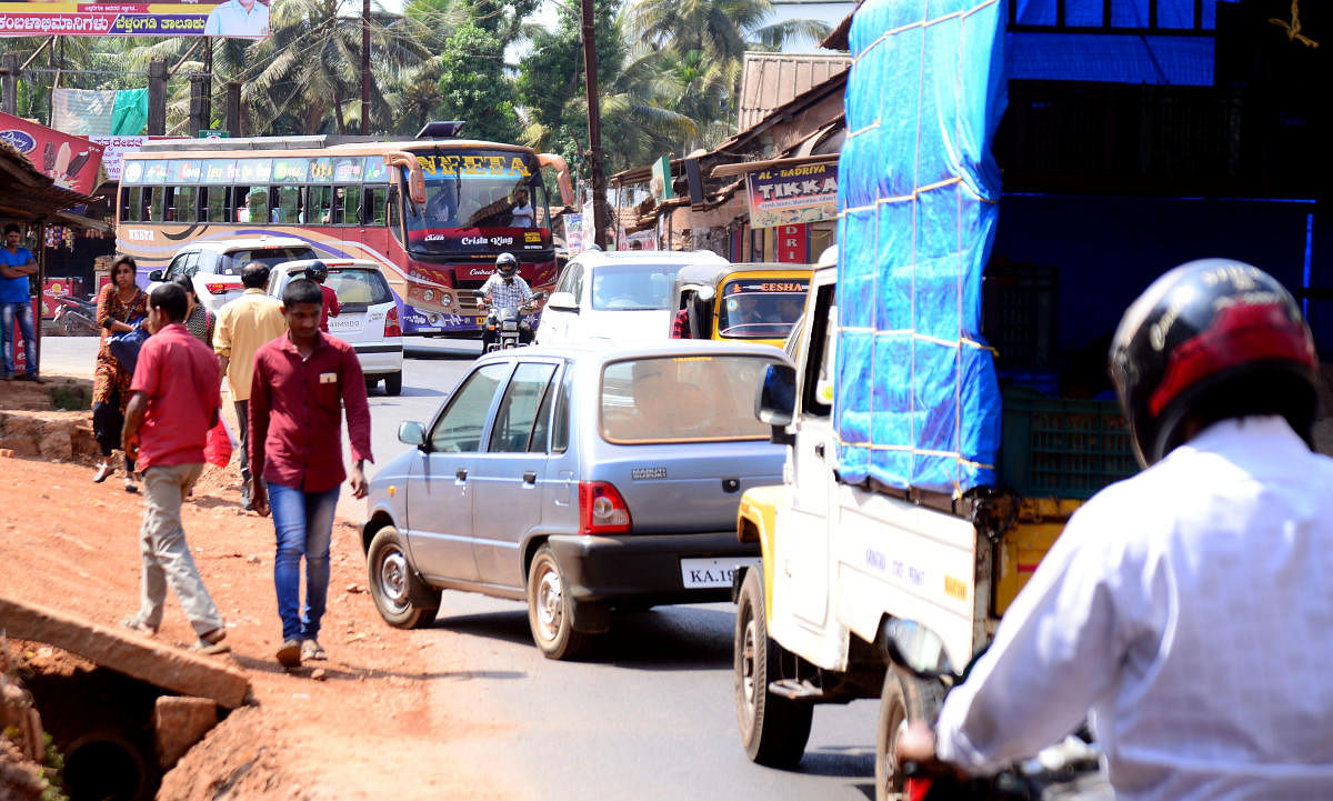 Traffic congestion is common on the narrow Guruvayanakere Road.
