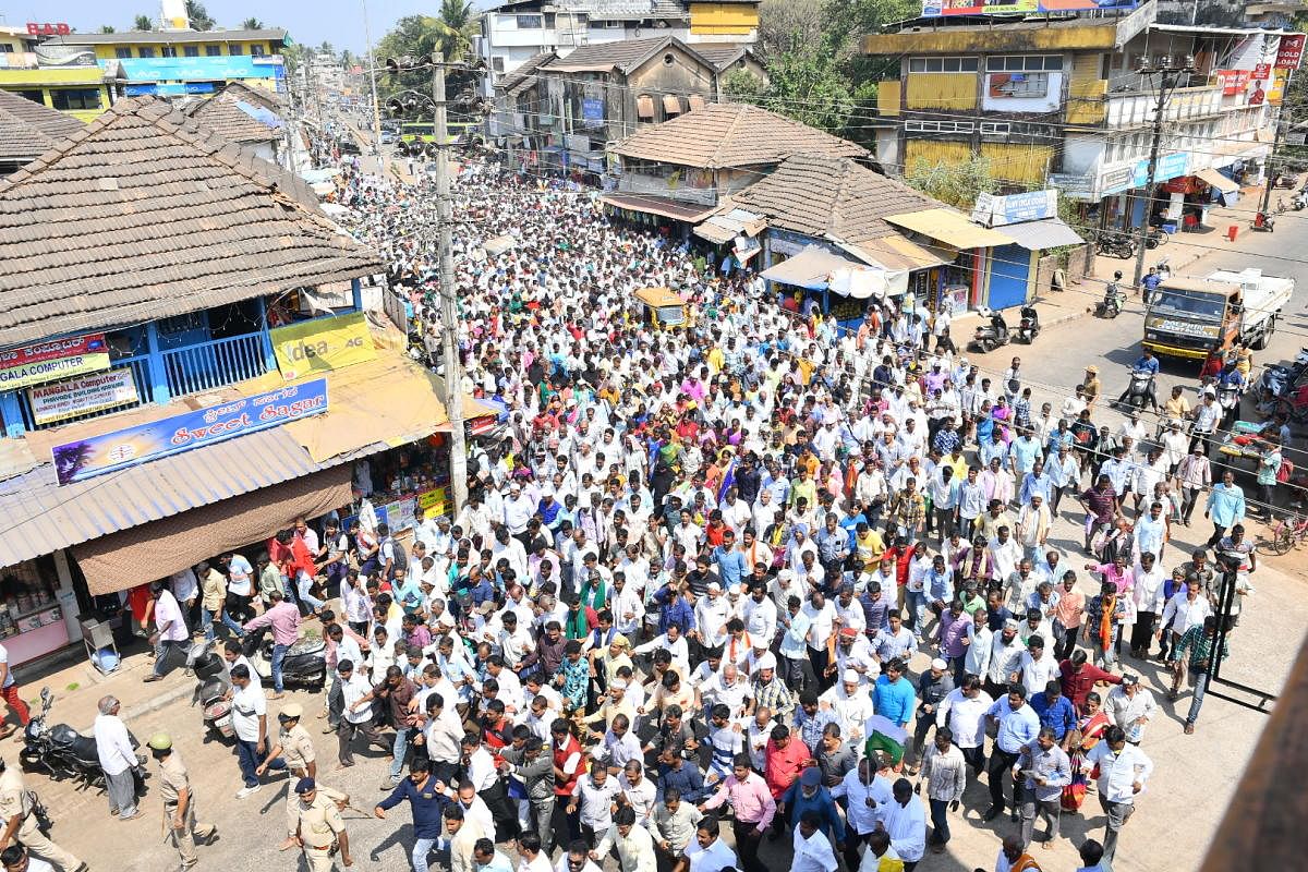 Thousands of forest encroachers take out protest march in Karwar on Wednesday, demanding title deeds. DH PHOTO