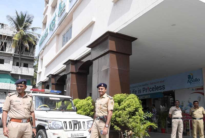 Police officials deployed at Apollo Hospital, Seshadripuram, Bengaluru, where Vijayanagara MLA Anand Singh has been admitted following alleged attack by kampli MLA J N Ganesh, on Sunday. (DH Photo)