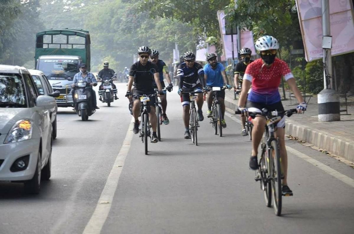 Many like Kuruvilla Choolackal (centre second from left) are encouraging cycling to work in their own companies.