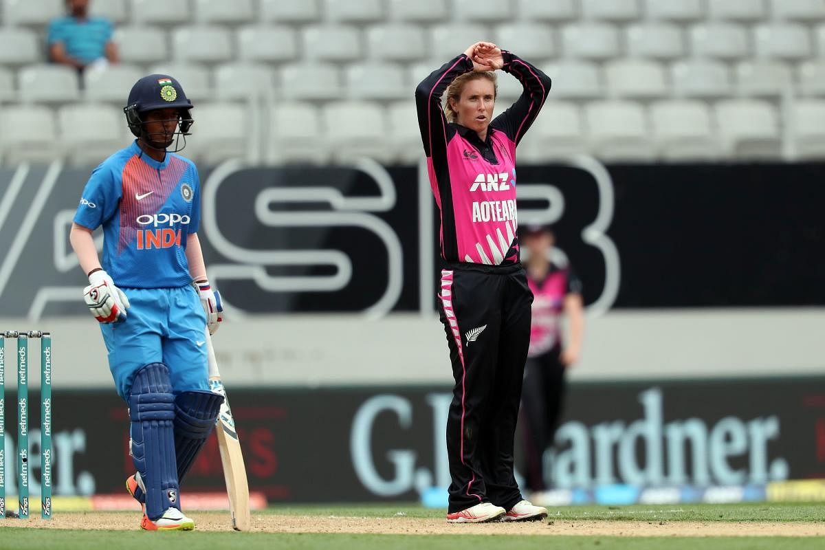 New Zealand's Anna Peterson (R) reacts during the second Twenty20 international women's cricket match between New Zealand and India in Wellington on February 8, 2019. (AFP photo)