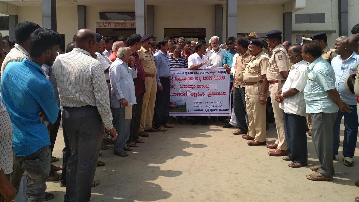 Members of various organisations stage a protest in front of Birur Railway Station on Friday.