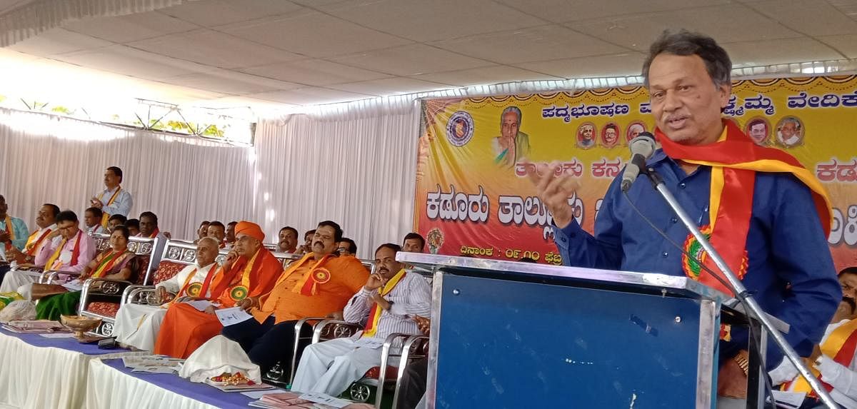 Writer Baraguru Ramachandrappa speaks during the fifth Taluk Kannada literary meet at Matighatta village in Kaduru on Saturday. Yalanaduru Mutt Jnanaprabhu Siddarama Deshikendra Swami, Kannada Sahitya Parishat taluk president Y S Raviprakash and Kannada S