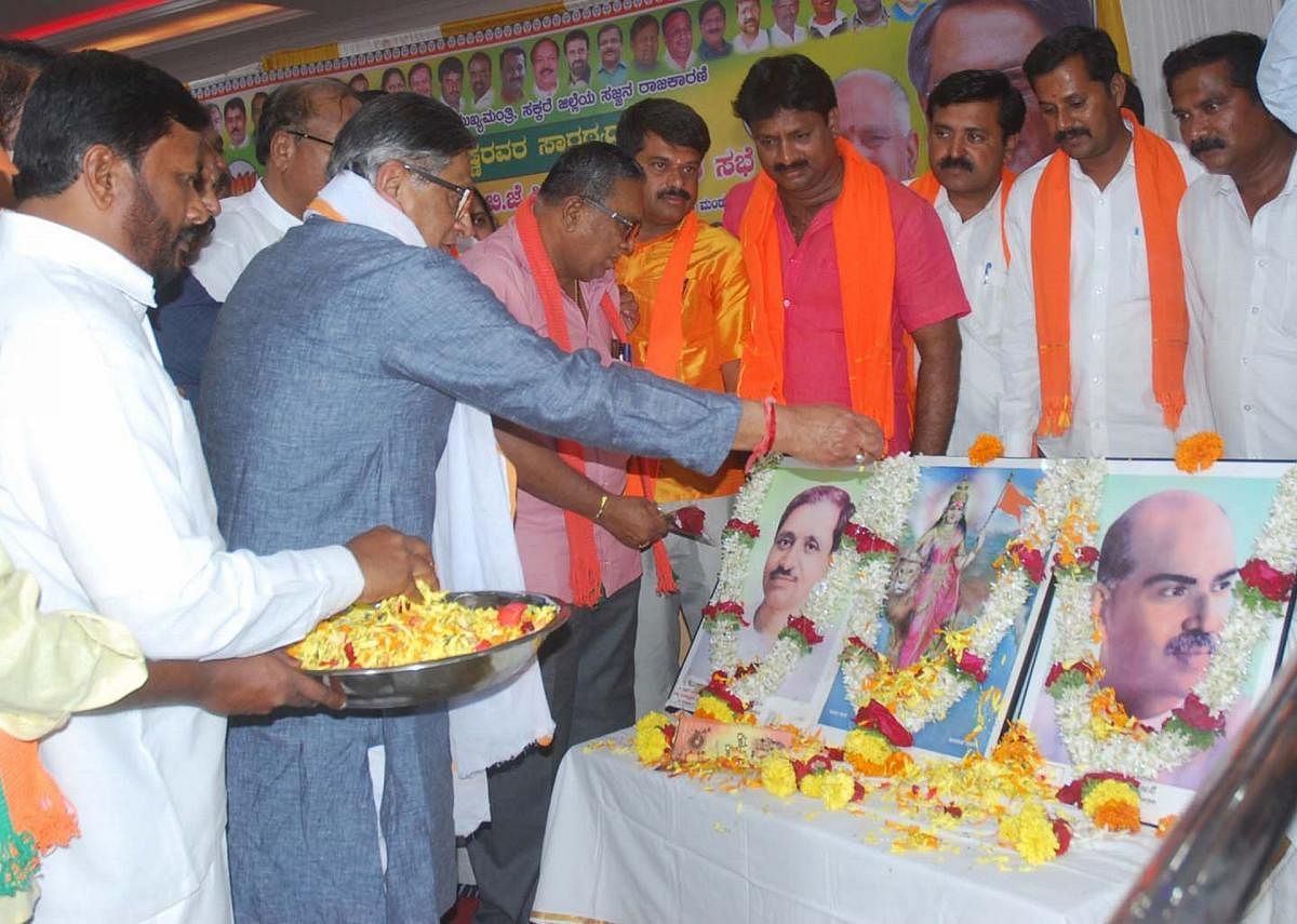 Former chief minister S M Krishna offers tributes to the founders of the BJP at a party workers meeting, in Mandya, on Saturday.