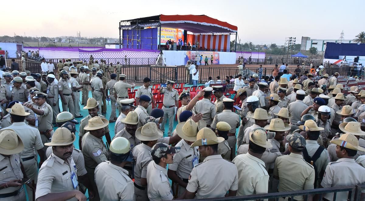 VIGILANT: Policemen deputed for security at Vijaya Sankalp grounds on the outskirts of Hubballi ahead of Prime Minister Narendra Modi's convention scheduled for Sunday. DH Photo/Tajuddin Azad