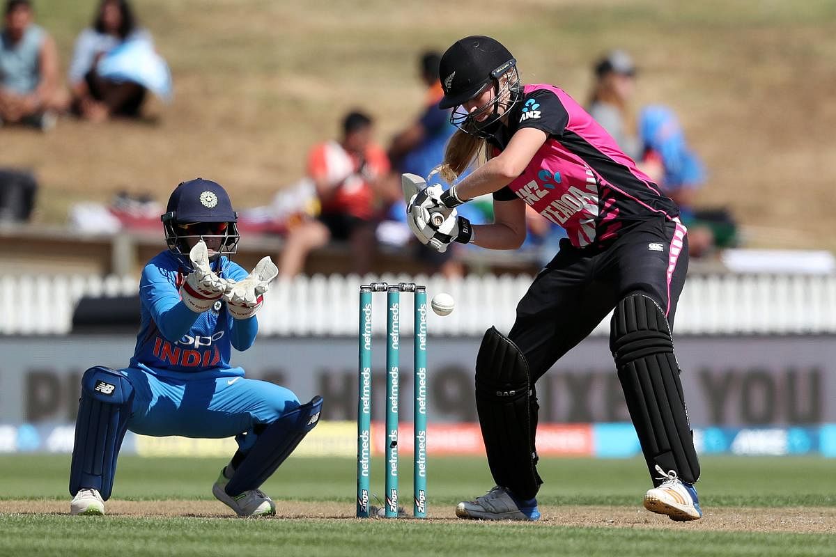 New Zealand's Hannah Rowe (R) plays a shot as India's Taniya Bhatia (L) looks on, during the third Twenty20 international women's cricket match between New Zealand and India in Hamilton on February 10, 2019. (AFP photo)