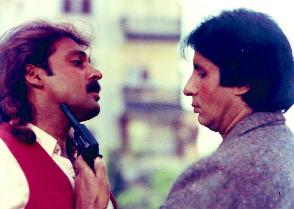 Actor Mahesh Anand and Amitabh Bachchan in movie Akayla