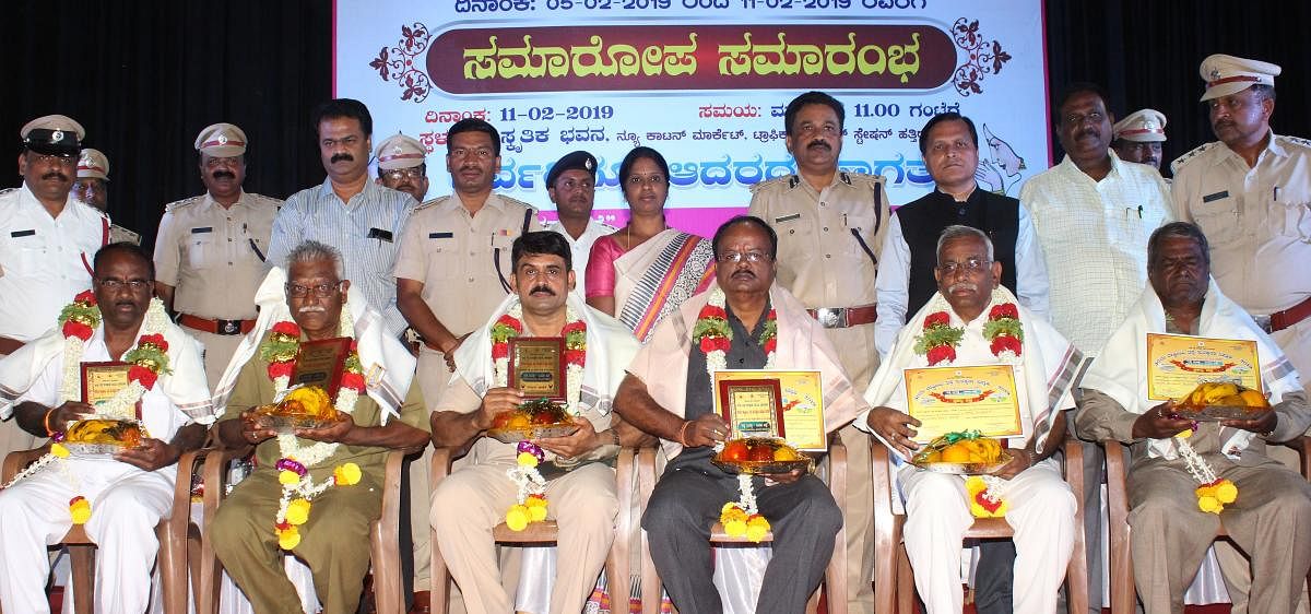 Accident-free drivers of different government departments being honoured at the valedictory of the 30th National Road Safety Week, at Samskrutika Bhavan (convention centre) at New Cotton Market in Hubballi on Monday. Officials Vivekanand Vishwajna, Ravind