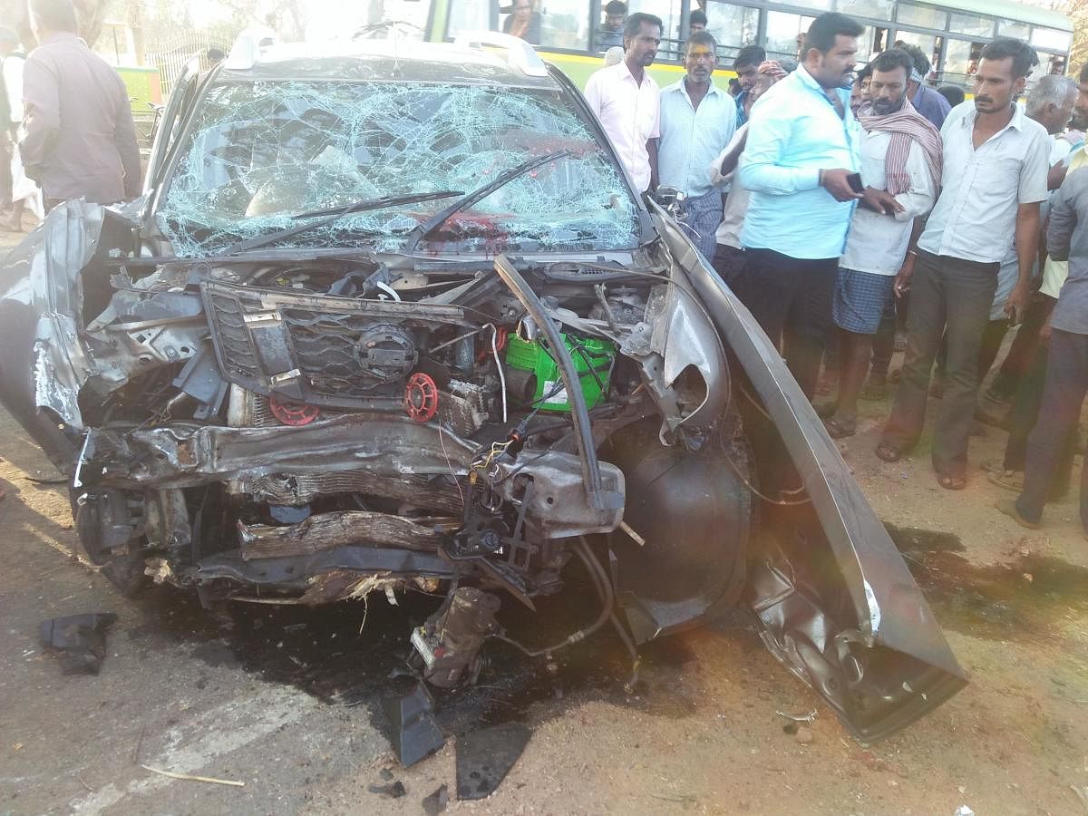 The mangled remains of the car that ran over a family at Didaguru Haralahalli bus stand in Honnali taluk of Davangare district following a tyre burst. DH Photo