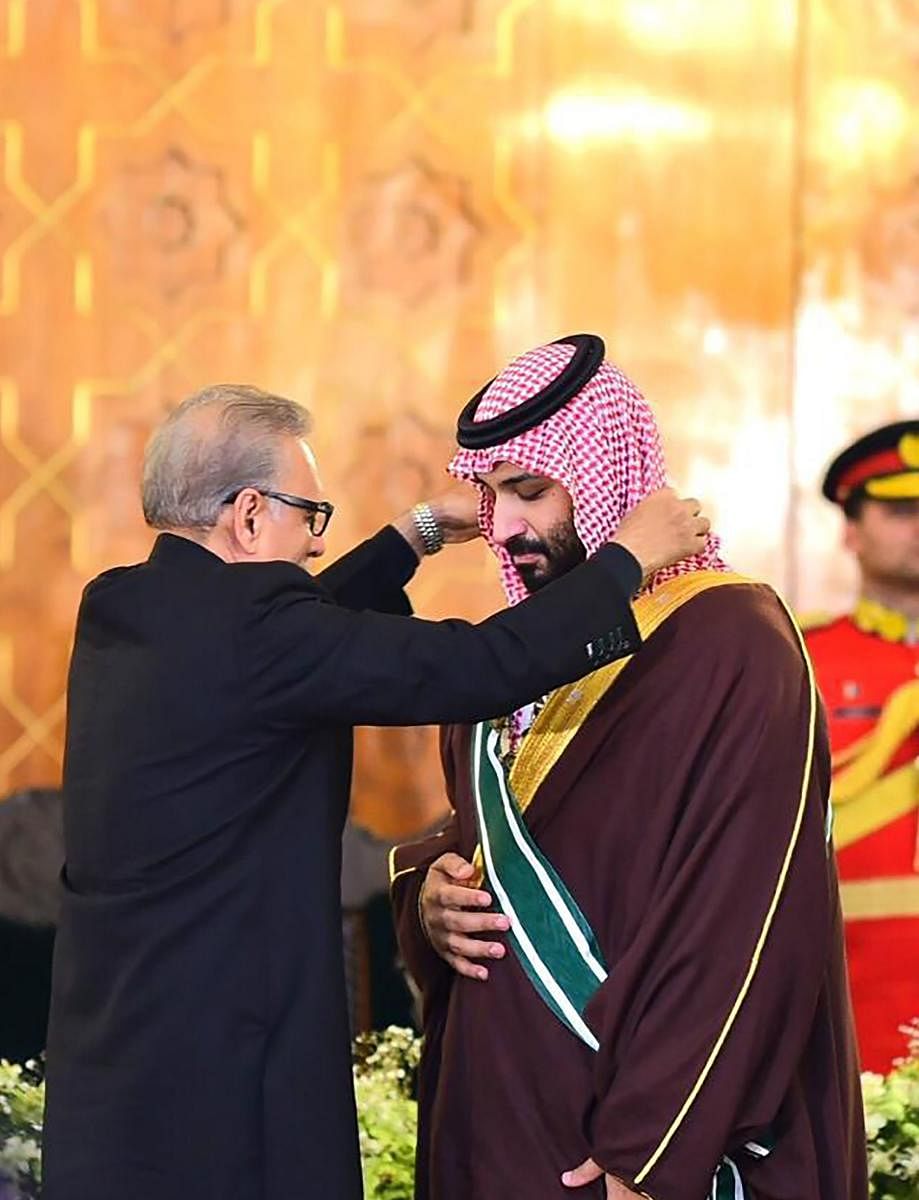 Pakistan's President Arif Alvi confers the country's highest civilian award, the Nishan-e-Pakistan to Saudi Arabian Crown Prince Mohammed bin Salman at the President House in Islamabad. (AFP Photo)