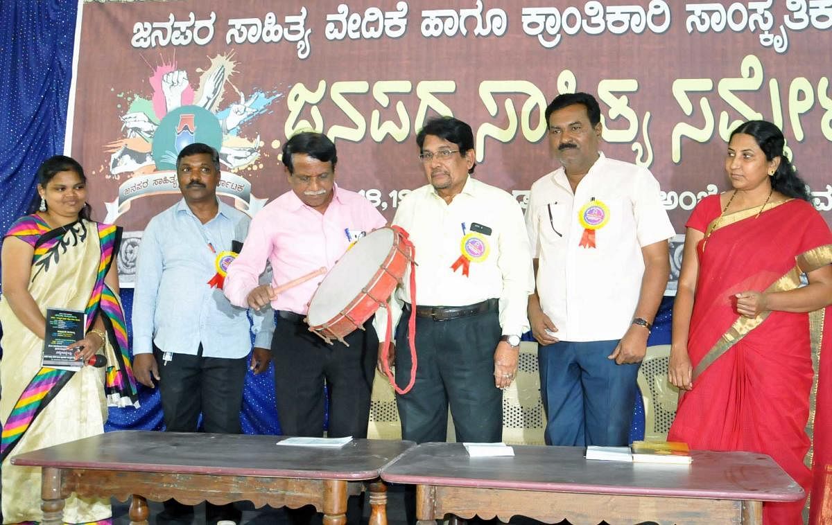 Former vice chancellor Murigeppa inaugurates the 'Janapara' literary convention in Chikkamagaluru on Monday. Former professor Che Ramaswamy, IDSG college assistant professor Pushpa Bharati, intellectuals P Parvathi, B Rudraiah and R Manasaiah look on.